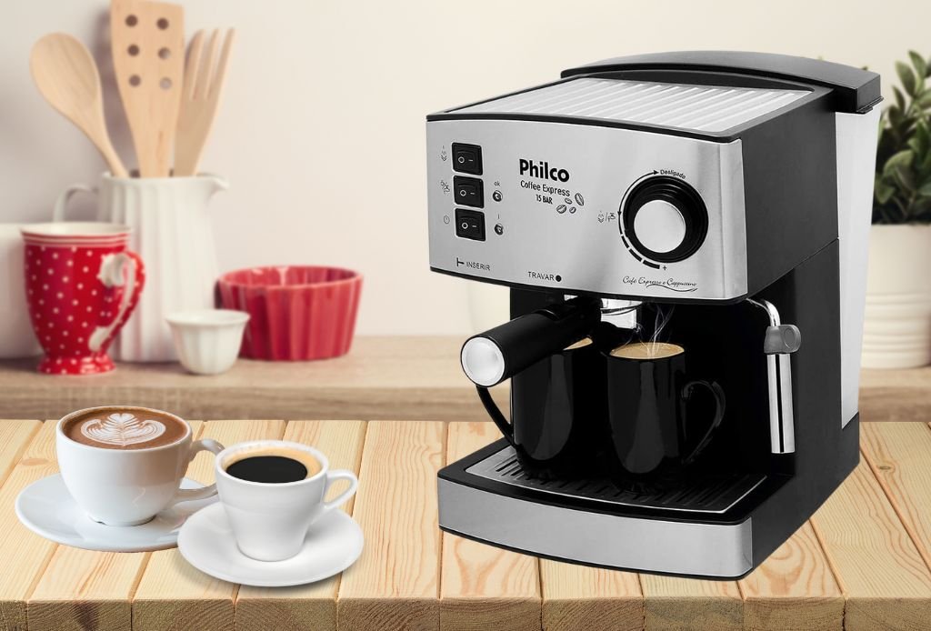 Cafeteira Philco Cafeteira Philco Coffee Express 15 Bar com dois café sobre a bancada da cozinha