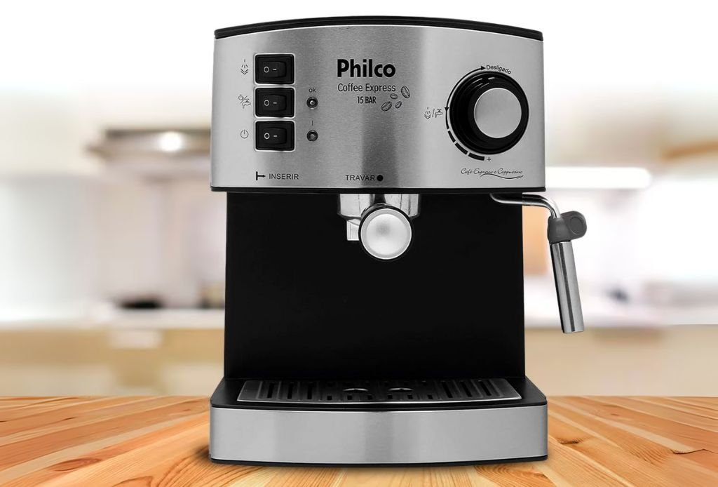 Cafeteira Philco Coffee Express 15 Bar 1 Cafeteira de espresso Philco sobrea bancada